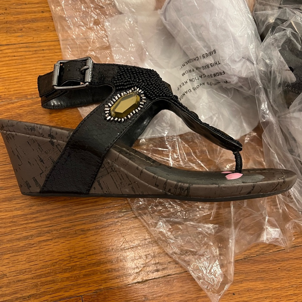 NWOT Simply Vera Women’s 6.5 Black Beaded Black Buckle Wedge Sandals